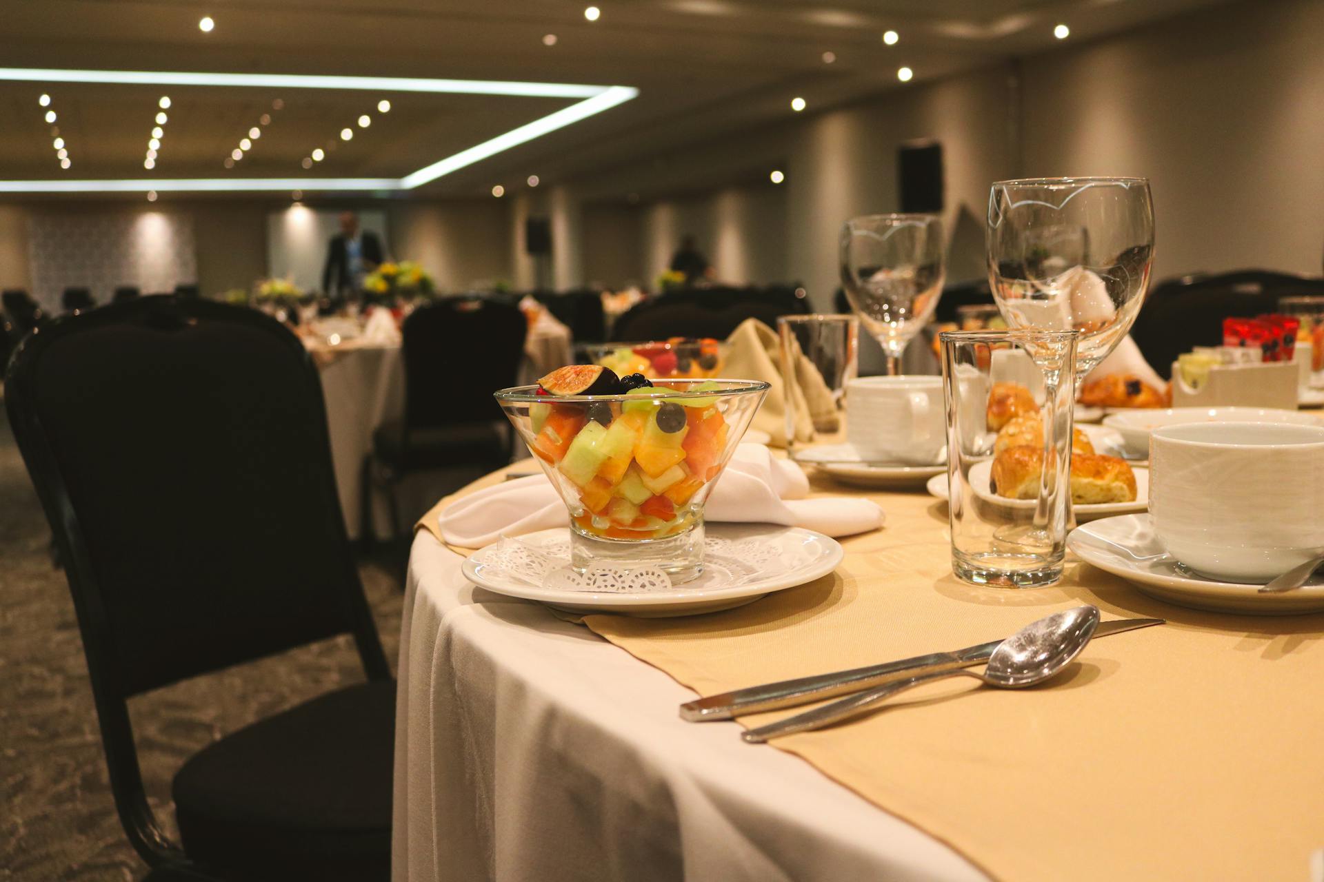 El Arte de la Bienvenida: Cómo un Salón de Prestigio Garantiza el Éxito de tu Evento Rompehielos
